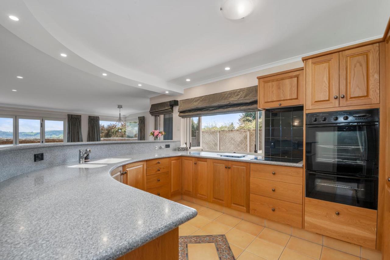 Tui Lookout - Pool & Views Holiday home