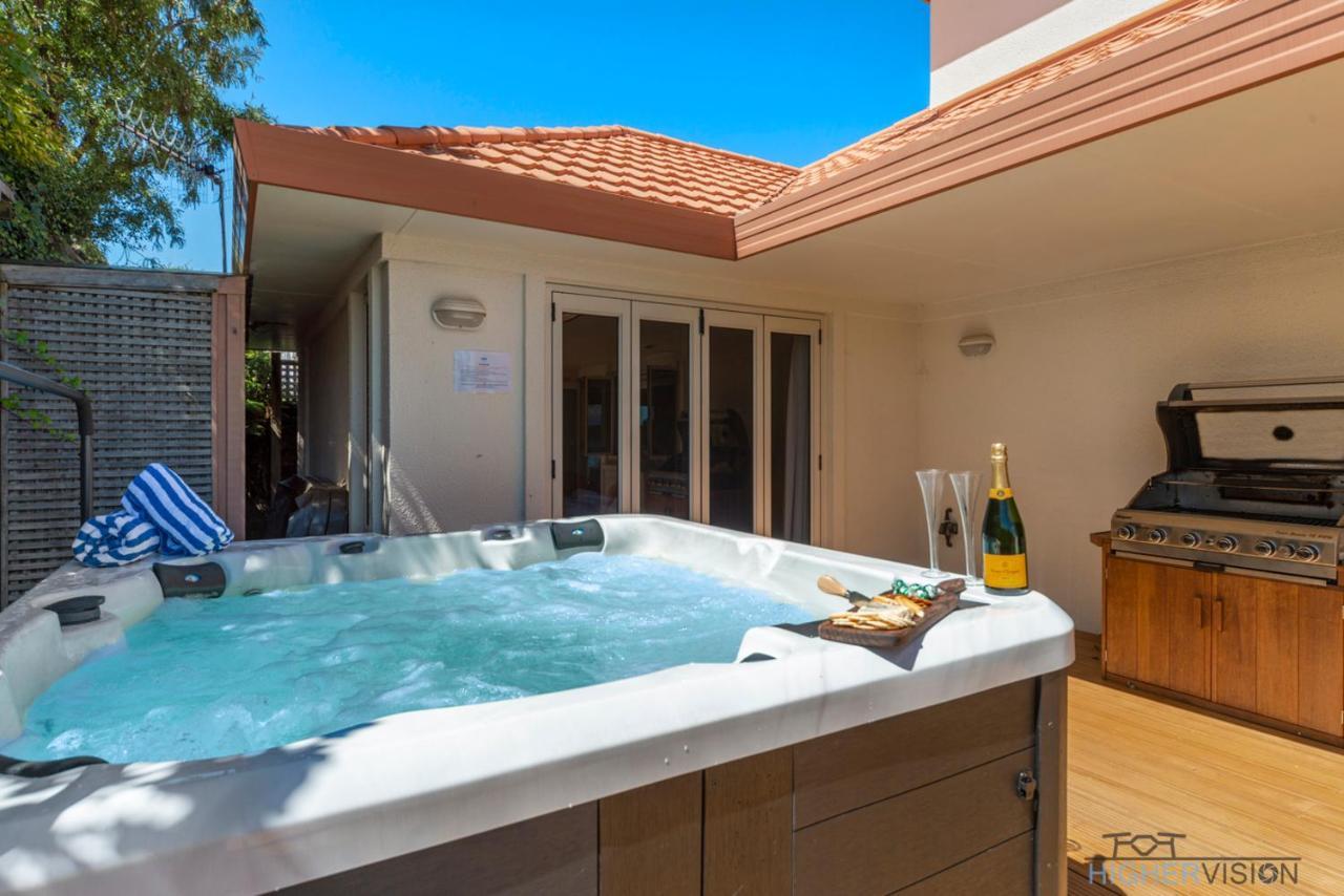 Tui Lookout - Pool & Views Holiday home
